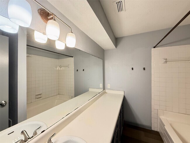 Building Photo - 10721 Sandpiper Dr