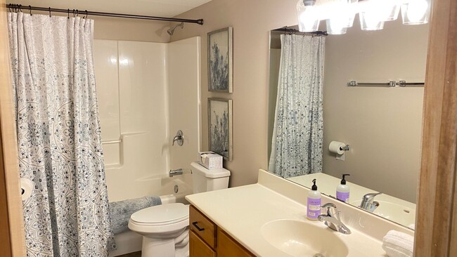 Building Photo - 3109 Tamarack Ln SE