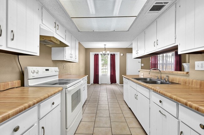 Building Photo - 12223 Woodcliff Dr