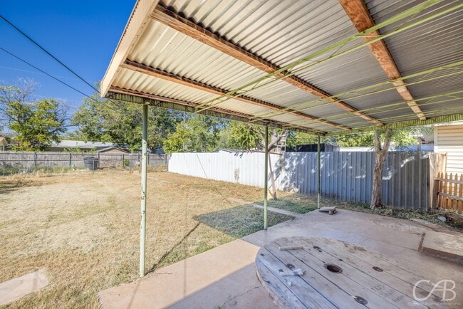 Building Photo - 872 Forrest Ave