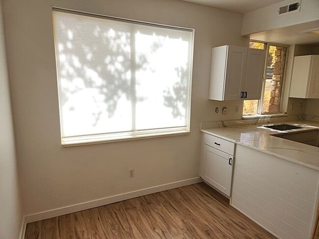 Building Photo - Recently Remodeled Pinebrook Condo with 1 ...