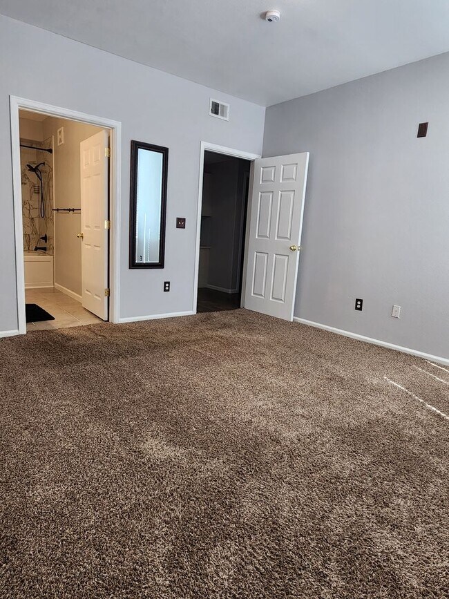 Building Photo - Amazing first floor condo in Littleton!!