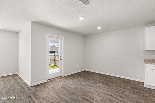 Building Photo - 5816 Viking Wy