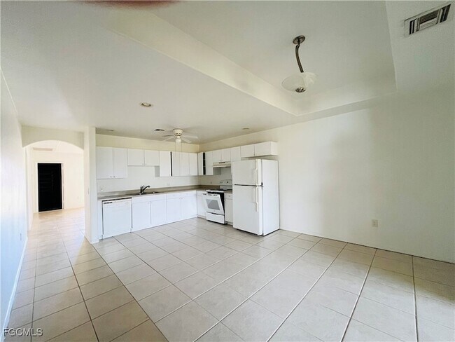 Building Photo - 3018 SE Santa Barbara Pl