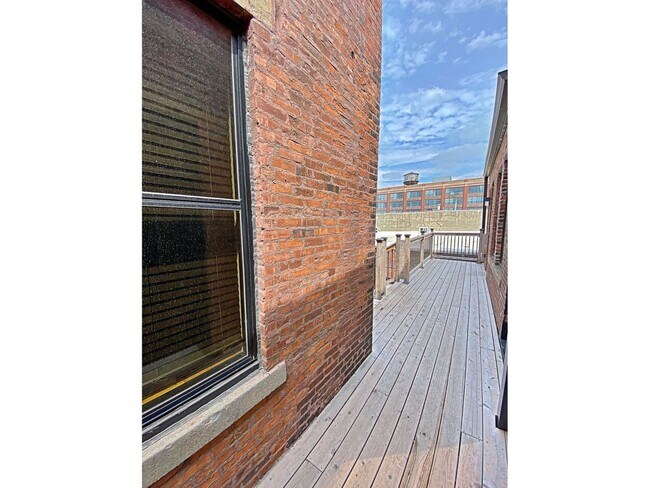 Building Photo - 1626 Cuming St