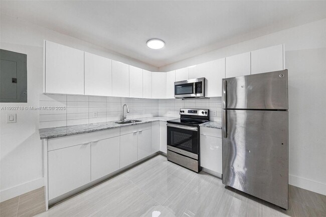 Building Photo - 1050 NE 129th St