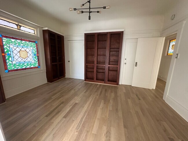 Building Photo - Epic REA- Spacious Flexible Plan 2 BR/1 BA...