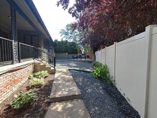 Building Photo - $3,500 - 4 Bed / 3.5 Bath Stunning South H...