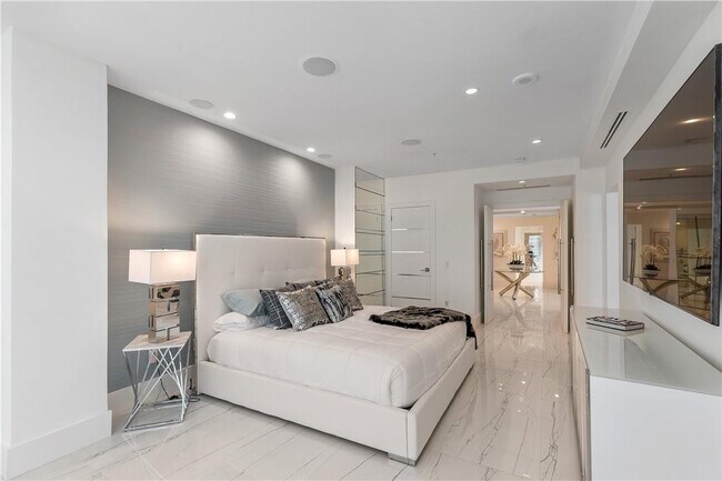 Building Photo - 350 SE 2nd St