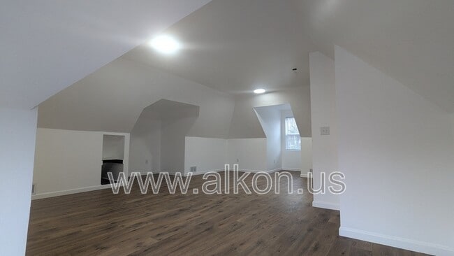 Building Photo - 566 Greenfield Ave