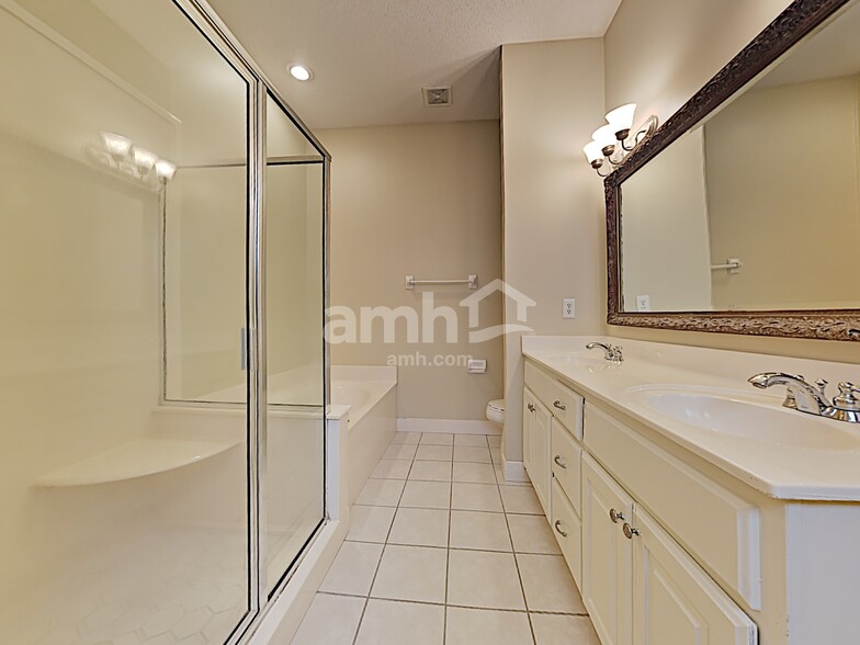 Building Photo - 3864 Lake Village Cv