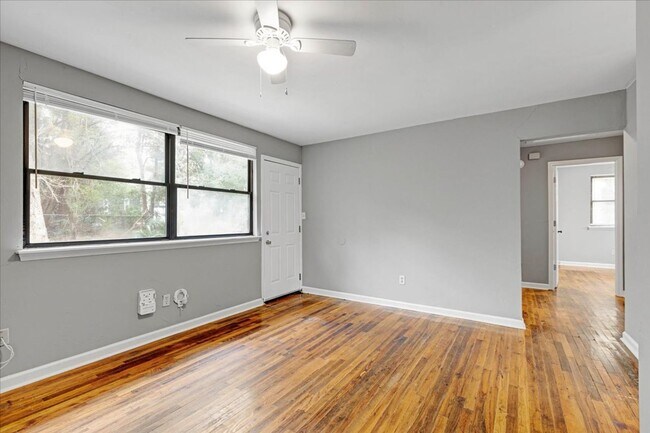 Building Photo - 3 bed 2 Bath house with fenced-in yard on Pepper dr! Available now!