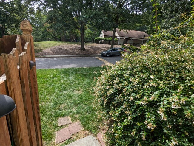 Building Photo - 5614 Bloomfield Dr