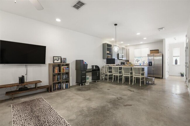 Building Photo - 801 N Bluff Dr