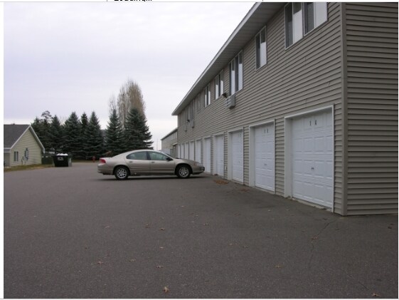 Building Photo - 2500 Hillcrest Dr