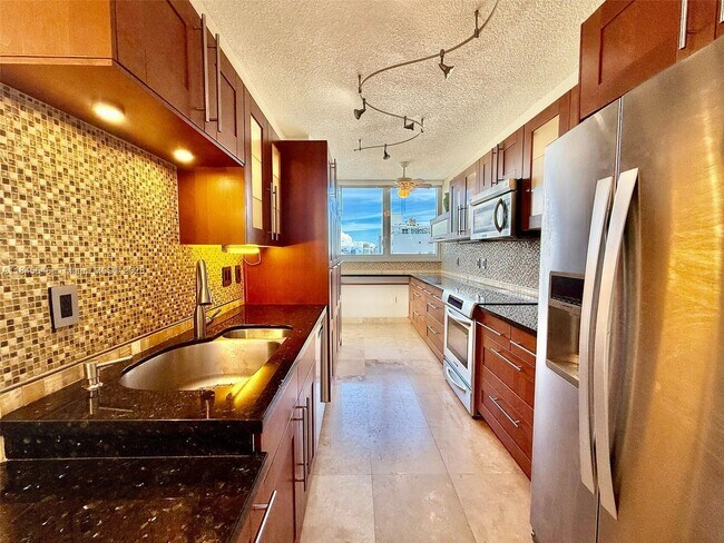 Building Photo - 6422 Collins Ave