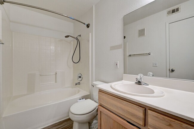 Building Photo - Great 2 bedroom 2 bathroom upstairs condo!
