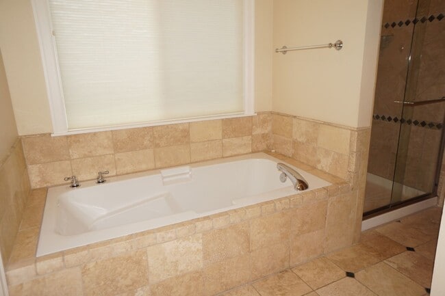 Building Photo - Spectacular NW Portland 4 bedroom with gue...