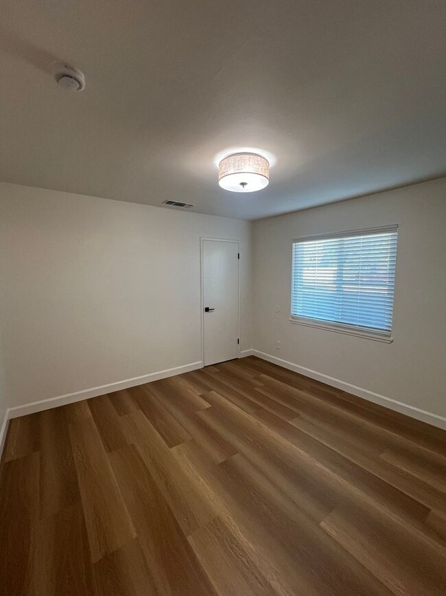 Building Photo - GORGEOUS REMODELED 3 BEDROOM HOME IN TAHOE PARK!!