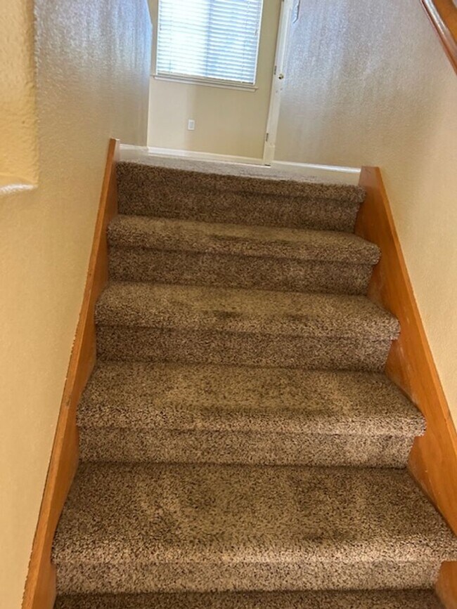 Building Photo - Spacious 4 bedroom, 2.5 Bathroom Available...