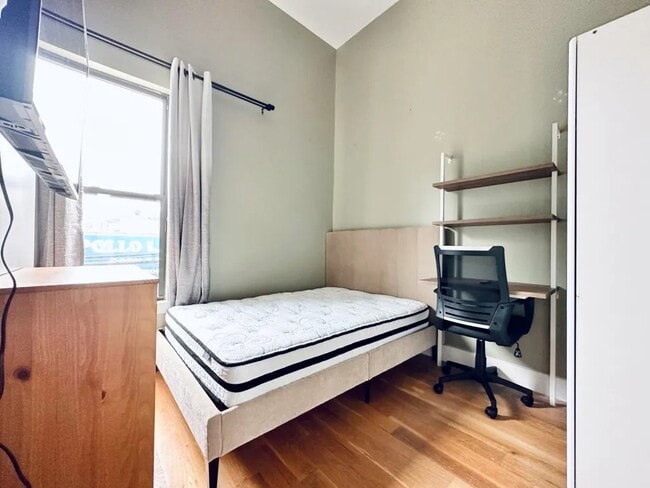 Building Photo - Furnished room/NOT APARTMENT