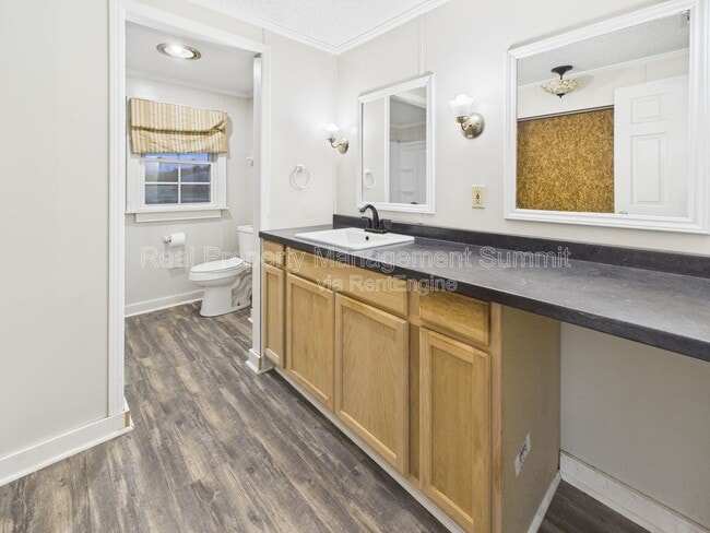 Building Photo - 15 Hayfield Ln