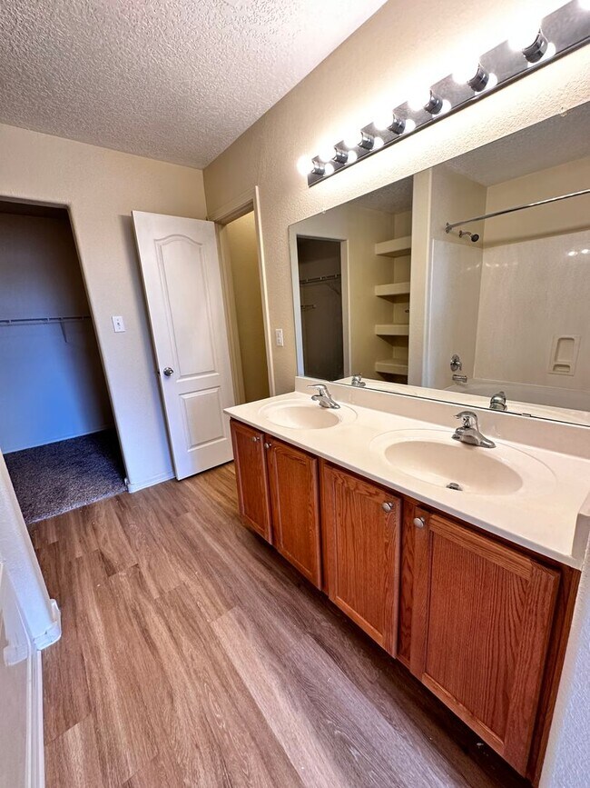 Building Photo - Super cute 3 bed 2 bath home in Huning Ranch