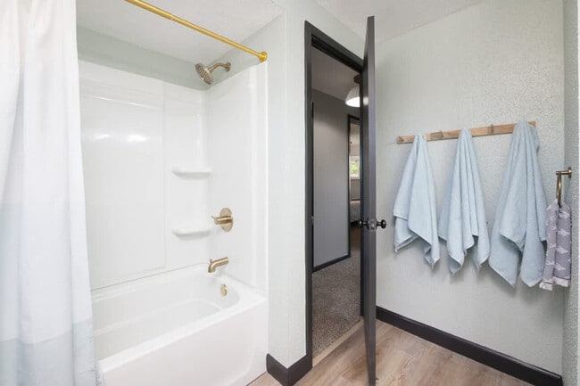 Building Photo - 8910 Cambridge Dr