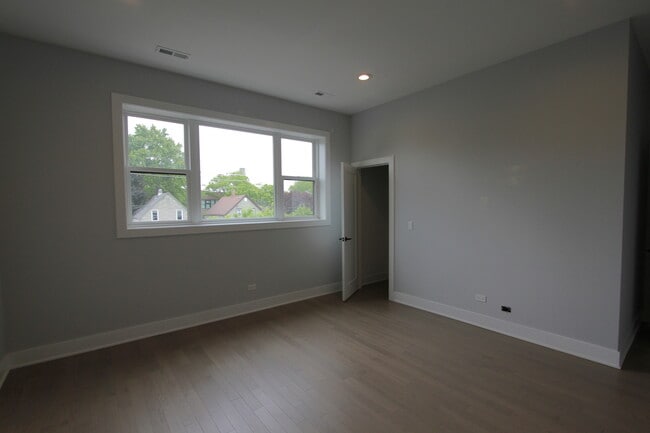 Building Photo - 4207 W Roscoe St
