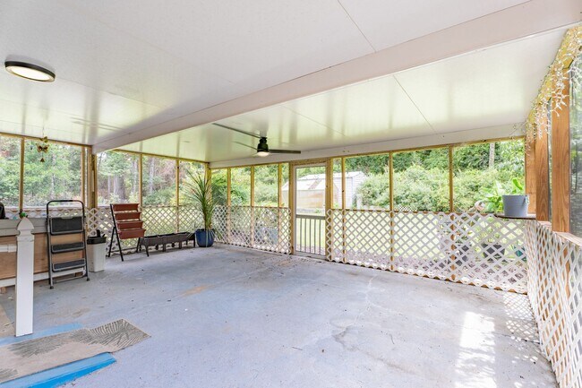 Building Photo - 607 3rd St Ext