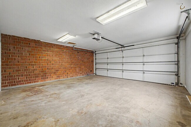 Building Photo - 8730 E Rancho Vista Dr