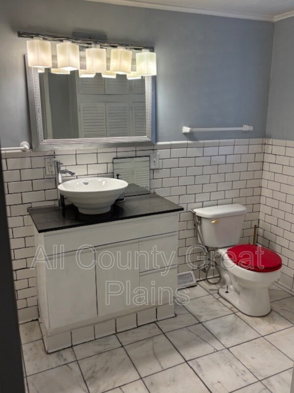 Building Photo - 218 W 83rd Terrace