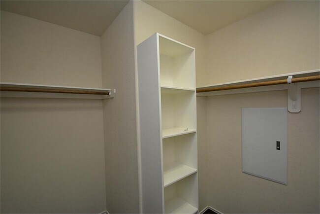 Building Photo - 6490 Calgary Woods Ln