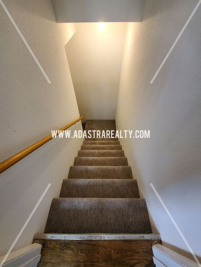Building Photo - Spacious Townhome in Piper School District...