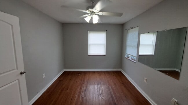 Building Photo - 1 bedroom 1 bath duplex in Navy Point!