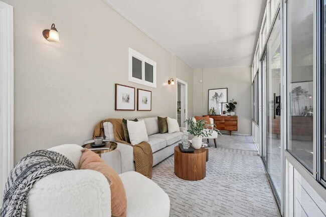 Building Photo - Beautiful 3 Bedroom 2 Bathroom Single Fami...