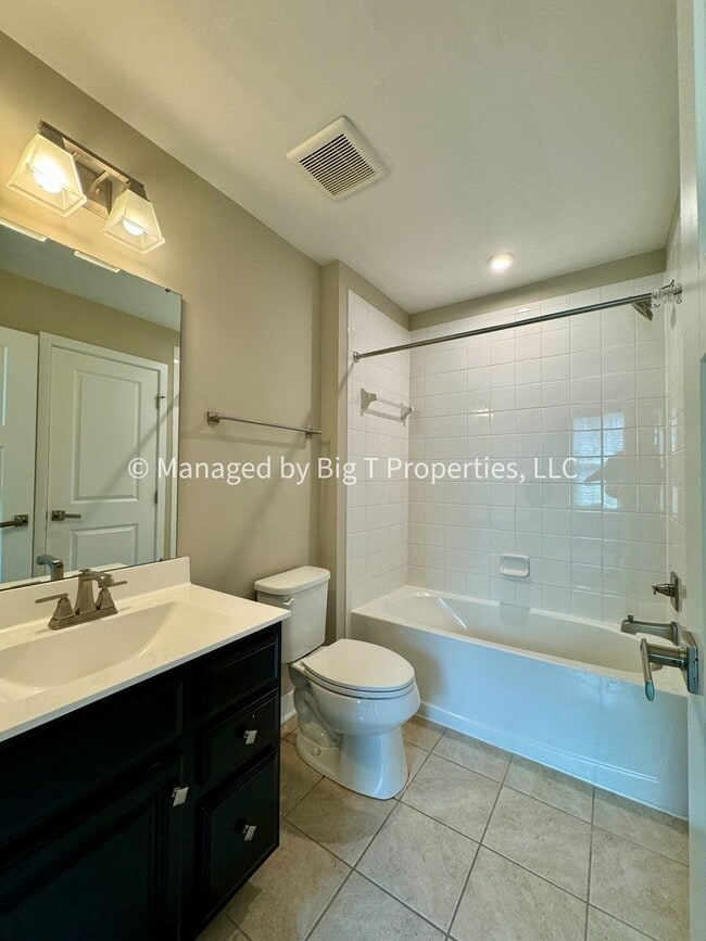 Building Photo - Walk to Largo Metro!