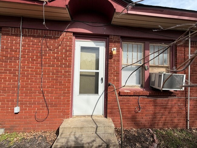 Building Photo - 1 bedroom 1 bath, Bethany Schools- Now Available