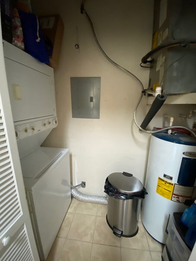 Back apartment laundry closet - 510 S 6th St