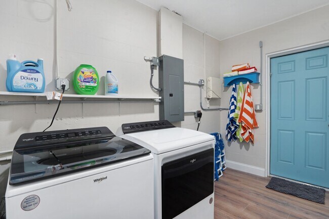 Building Photo - VACA or Short Term Furnished Chic Monthly Rental Home in Bradenton, FL
