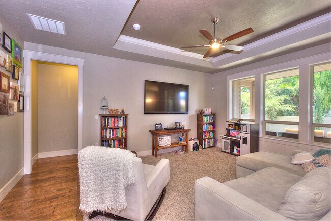 Building Photo - Beautiful Custom Home in Great Location