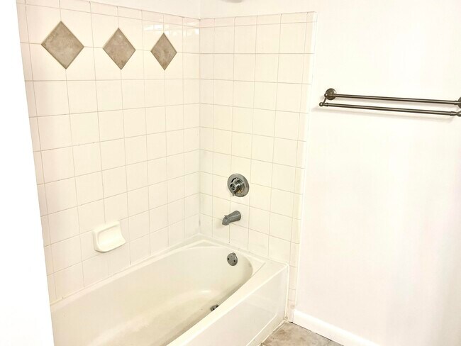 Building Photo - 9833 Baywinds Blvd