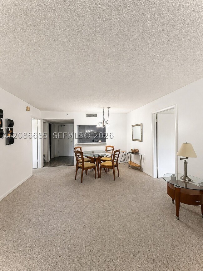 Building Photo - 240 Lakeview Dr