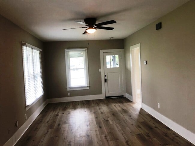 Building Photo - 3022 School St