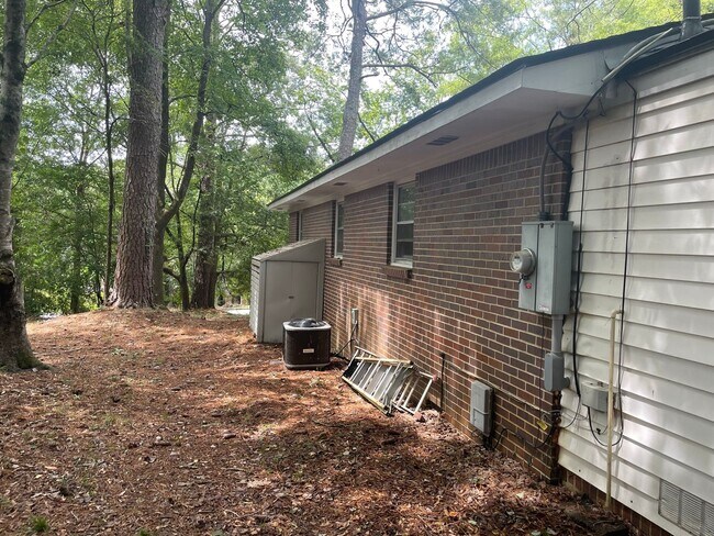 Building Photo - Knottingham Home Available