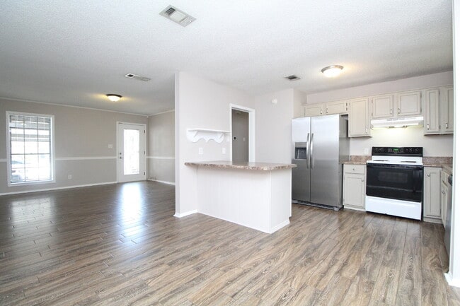 Building Photo - Updated 3/2 Brick Home in Northeast Pensac...
