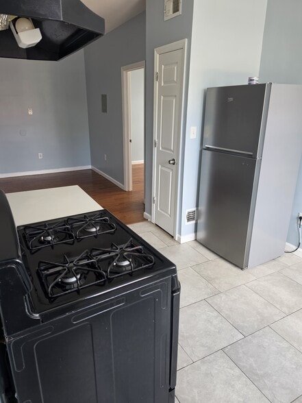 Building Photo - 300 Lyons Ave