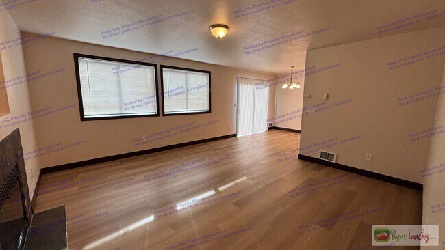 Building Photo - CFC (Russell)-Spanaway Duplex