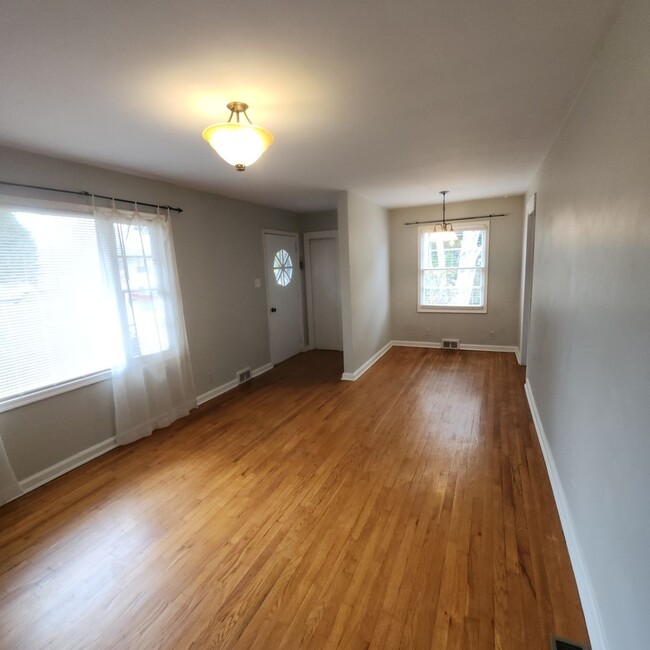 Building Photo - FOR RENT:Cute and Cozy 2 Bedroom, 1 Bath C...