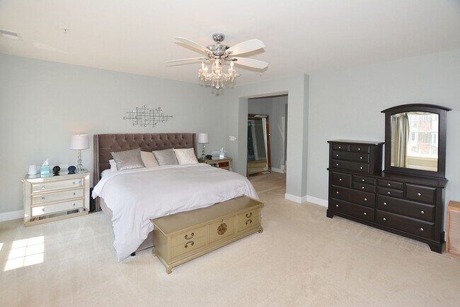 Building Photo - Beautiful Luxury TH with Deck & Patio!